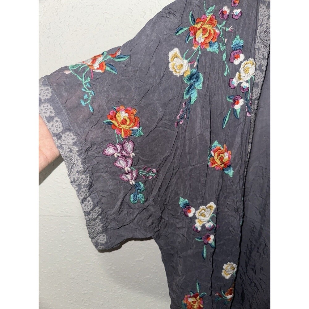 Johnny Was Heavy Embroidered Floral Bohemian Kimono Long Sleeve Wolfe Gray Sz MD - Picture 2 of 6